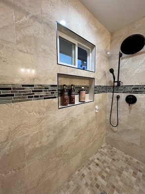 Dusj, hårføner, håndklær og såpe