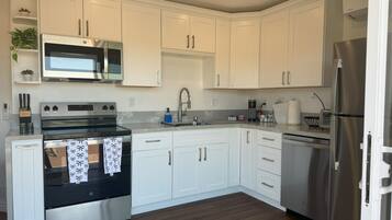 Coffee/tea maker, fridge, microwave, oven