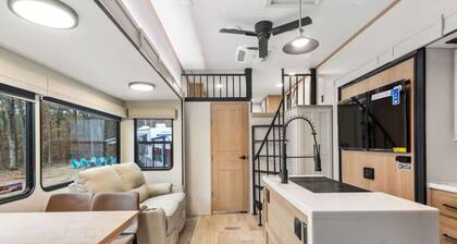 12 bdrms/20 beds/pool/Hot Tub/3 RV's/ATVs/30 acres