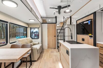 12  bdrms/20 beds/pool/Hot Tub/3 RV's/ATVs/30 acres