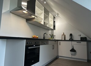 Kühlschrank, Geschirrspüler, Wasserkocher mit Kaffee-/Teezubehör