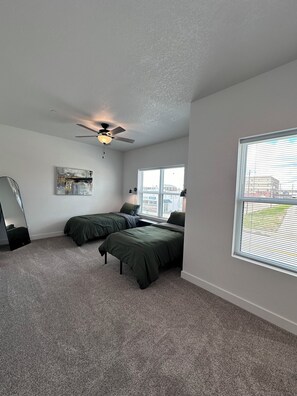 3 bedrooms, travel cot, free WiFi, bed sheets - New Townhome in the Gem City! (Quincy)