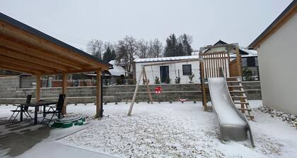 Angenehme Wohnung in einem Ferienhaus für 6 Personen mit W-LAN, TV, Terrasse und Parkplatz