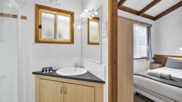 3 bedrooms, iron/ironing board, free WiFi