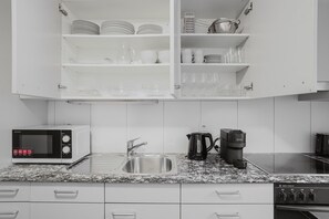 Réfrigérateur, four à micro-ondes, un four, surface de cuisson