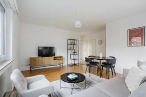 TV, stereo - Blueground | Unterstrass, balcony & washer (Zurich)