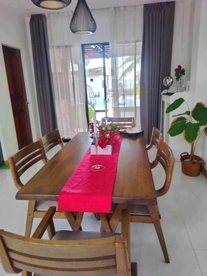 Standard-Loft, Terrasse, Meerblick | Essbereich im Zimmer