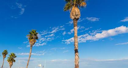Los Angeles With 3 Bedrooms and 3 Bathrooms