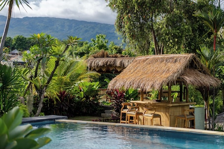 Bar junto a la piscina. The Manja Retreat Lovina Bali
