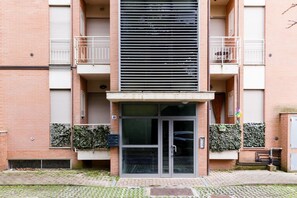 Exterior detail - Comfortable 91 sqm two- floor modern flat (with internal spiral staircase), 5 min walk from the Colonna San Marco stop, which connects it to the historical centre. With two bedrooms, two bathrooms and a living room, it can accommodate 5 people.Inside the (Siena)