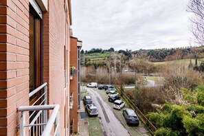 Property grounds - Cozy Stay in Colonna San Marco with View (Siena)