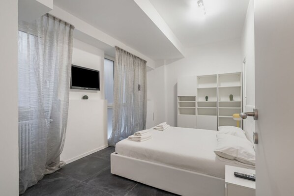 1 bedroom, desk, iron/ironing board, WiFi