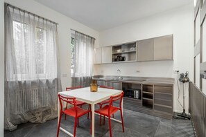 Réfrigérateur, micro-ondes, plaque de cuisson, bouilloire électrique