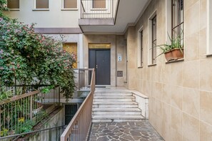 Exterior detail - GuestHost - Spacious 75 sqm two-level apartment, just a 5-minute walk from the M3 Porta Romana (Yellow) metro station. The apartment, which can accommodate up to 4 guests, is located on the ground floor and basement of a building without a lift. Please (Milano)