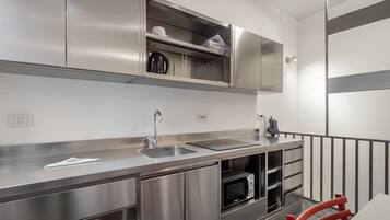 Réfrigérateur, micro-ondes, plaque de cuisson