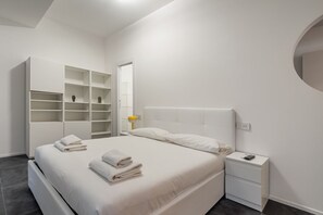 1 bedroom, desk, iron/ironing board, WiFi