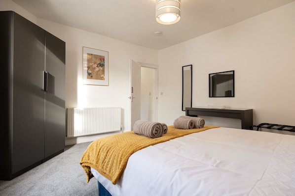 2 bedrooms, desk, iron/ironing board, free WiFi