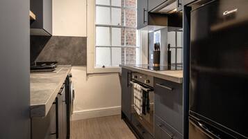 Coffee/tea maker, fridge, oven, stovetop