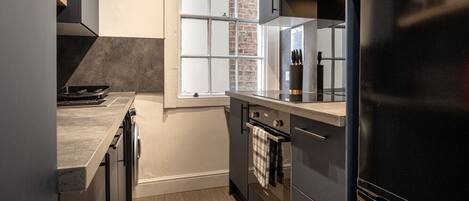 Jääkaappi, uuni, liesi, astianpesukone