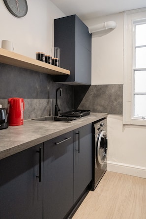 Fridge, oven, stovetop, dishwasher