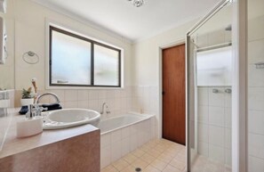 Haartrockner, Handtücher, Seife, Toilettenpapier