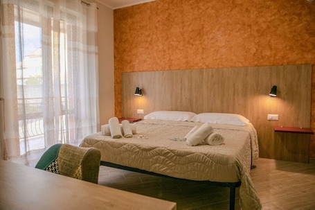 1 bedroom, desk, WiFi, bed sheets. MontagnaVivaCilento - Camera Matrimoniale