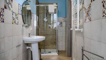 SĂšche-cheveux, serviettes fournies