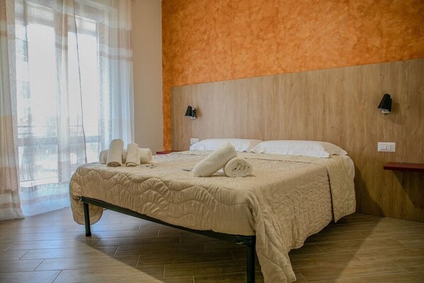 1 camera, una scrivania, Wi-Fi, lenzuola