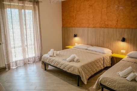 1 bedroom, desk, WiFi, bed sheets. MontagnaVivaCilento - Tripla