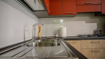 Kühlschrank, Wasserkocher mit Kaffee-/Teezubehör, Esstisch