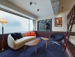 슈피리어 스튜디오 스위트 | 거실 공간 | 디지털 채널 시청이 가능한 60인치 스마트 TV, 스트리밍 서비스