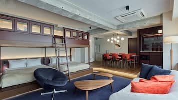 Suite estudio superior | Área de sala de estar | Smart TV de 60 pulgadas con canales digitales y servicios de streaming