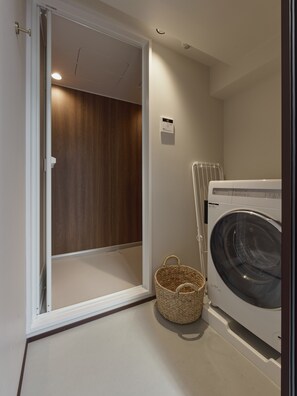 Deluxe Studio Suite | Bathroom | Shower, free toiletries, hair dryer, slippers - illi Tex Aoyama (Tokyo)