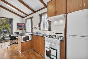 Microwave, oven, stovetop - 3 Bedroom Family Villa (Metung)