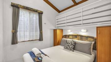 2 bedrooms, iron/ironing board, free WiFi