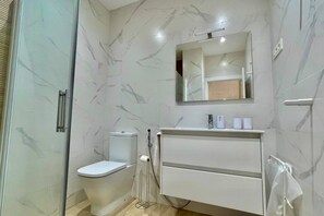 Secador de cabelo, toalhas de banho