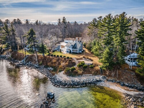 Lakefront Retreat | Sleeps 10 | Private Beach