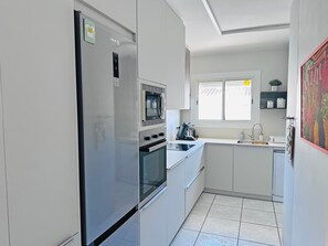 雪櫃、微波爐、焗爐、洗碗機