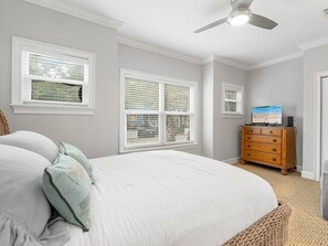 3 bedrooms, desk, iron/ironing board, free WiFi