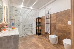 Douche, séchoir à cheveux, bidet, serviettes fournies