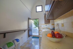 Geladeira, fogão, cooktop, cafeteira/chaleira