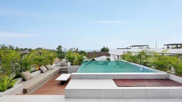2 outdoor pools