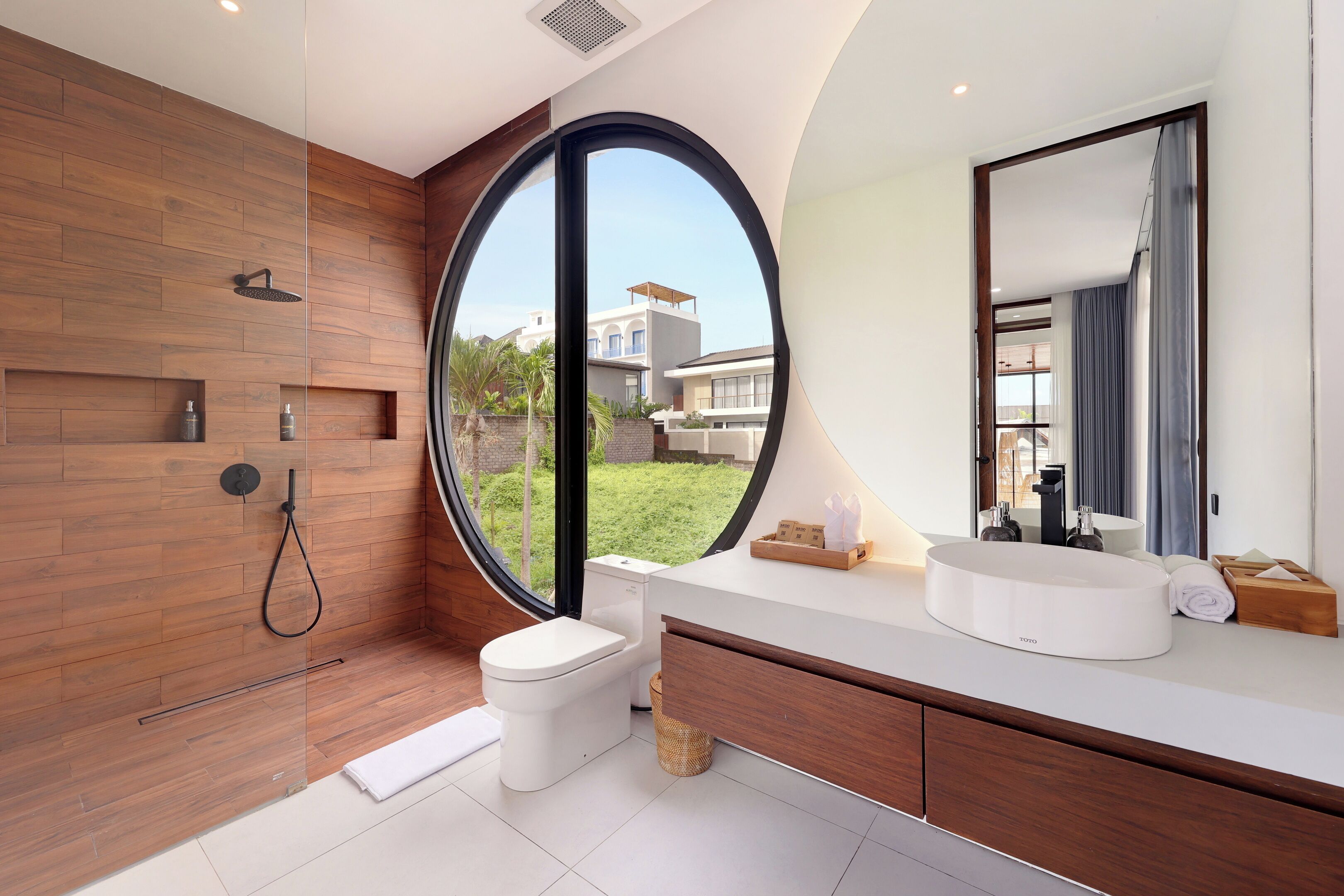 Villa Familiale, vue piscine | Salle de bain | Articles de toilette gratuits, sèche-cheveux, serviettes fournies, savon