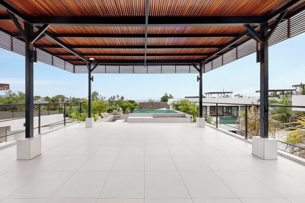 2 outdoor pools