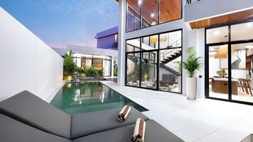 2 outdoor pools