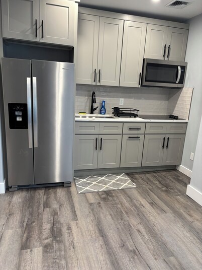 Cozy 1-bedroom in Patchogue, walking distance to restaurants and nightlife.