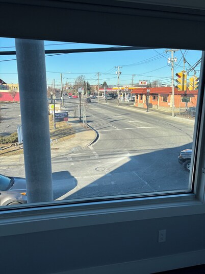 Cozy 1-bedroom in Patchogue, walking distance to restaurants and nightlife.