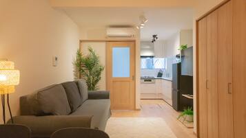 Villa Confort | Área de sala de estar | Televisión de pantalla plana de 43 pulgadas con canales por cable