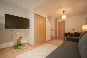 Comfort Villa | Living area | 43-inch flat-screen TV with cable channels