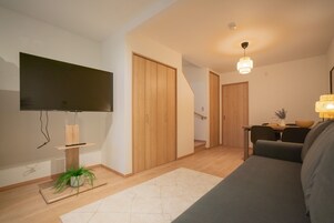 Comfort Villa | Living area | 43-inch flat-screen TV with cable channels